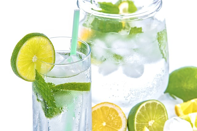 Bicchiere acqua pura gassata fresca