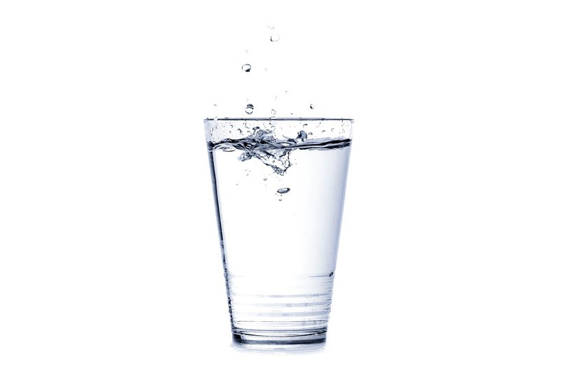 bicchiere acqua liscia naturale pura